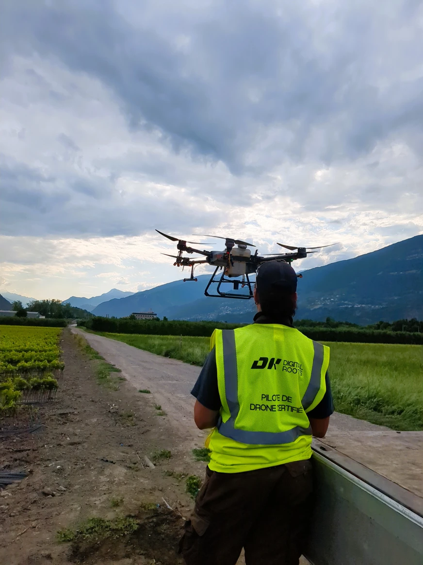 Le jeune pilote de drone viticole au décollage